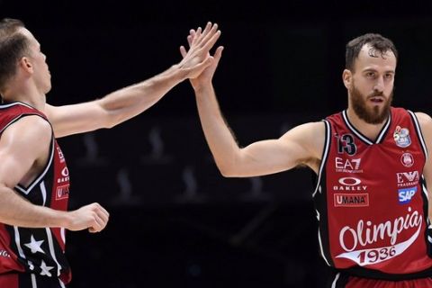 Ο Σέρχιο Ροντρίγκεθ δίνει το χέρι του στον Μάικλ Ρολ μετά από καλάθι της Αρμάνι Μιλάνο στη Lega Basket
