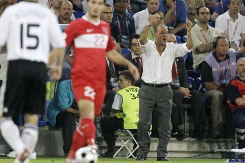 Ο προπονητής της Τουρκίας, Φατίχ Τερίμ, σε στιγμιότυπο της αναμέτρησης με τη Γερμανία στα ημιτελικά του Euro 2008, Βασιλεία | Τετάρτη 25 Ιουνίου 2008