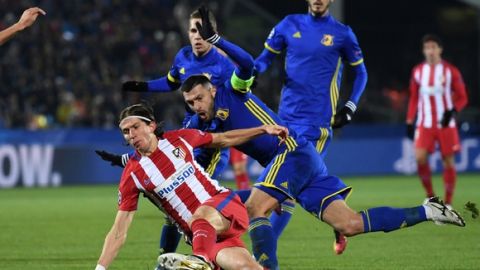 Atletico Madrid's Brazilian defender Filipe Luis (L) and Rostov's midfielder Aleksandr Gatskan vie for the ball during the UEFA Champions League football match between FC Rostov and Club Atletico de Madrid in Rostov-on-Don on October 19, 2016. / AFP / Kirill KUDRYAVTSEV        (Photo credit should read KIRILL KUDRYAVTSEV/AFP/Getty Images)