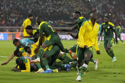 Οι παίκτες της Σενεγάλης πανηγυρίζουν μετά το φινάλε του τελικού κόντρα στην Αίγυπτο την κατάκτηση του Κυπέλλου Εθνών Αφρικής | 6 Φεβρουαρίου 2022