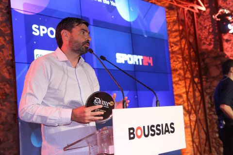 Ο Παντελής Βλαχόπουλος, editorial director του SPORT24 στα DIME AWARDS 2022  με το βραβείο Digital Medium Of The Year που απέσπασε το SPORT24