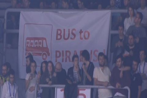 Πανό στο "Αμπντί Ιπεκτσί": "Λεωφορείο για τον Πειραιά"