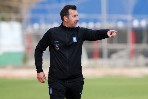 Ο προπονητής της Εθνικής Νέων, Τάσος Θέος στο ματς της Ελλάδας με το Ισραήλ | 28 Φεβρουαρίου 2023