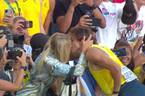 Ντουπλάντις: Ο έξαλλος πανηγυρισμός και το φιλί με την κοπέλα του για το Παγκόσμιο ρεκόρ