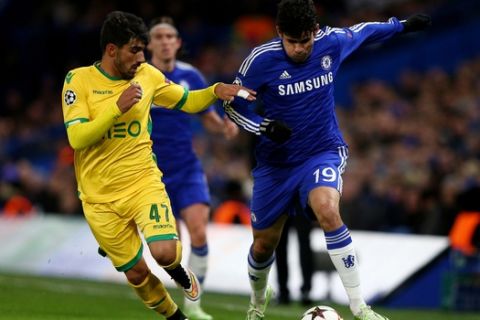 LONDON, ENGLAND - DECEMBER 10:  Diego Costa of Chelsea is challenged by Ricardo Esgaio of Sporting Lisbon during the UEFA Champions League group G match between Chelsea and Sporting Clube de Portugal at Stamford Bridge on December 10, 2014 in London, United Kingdom.  (Photo by Clive Mason/Getty Images)