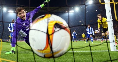DORTMUND, GERMANY - FEBRUARY 18: Iker Casillas of FC Porto watches the ball at the back of the net as Lukasz Piszczek (R) of Borussia Dortmund heads the ball to score his team's first goal during the UEFA Europa League round of 32 first leg match between Borussia Dortmund and FC Porto at Signal Iduna Park on February 18, 2016 in Dortmund, Germany.  (Photo by Dennis Grombkowski/Bongarts/Getty Images)