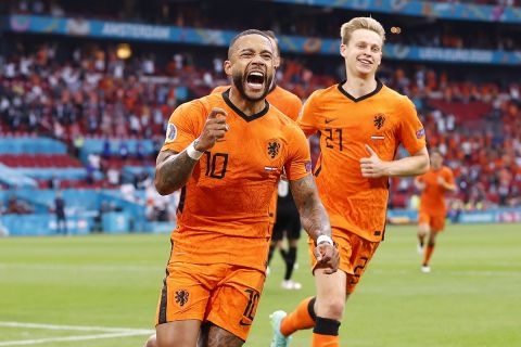 Ο Μέμφις Ντεπάι της Ολλανδίας πανηγυρίζει γκολ που σημείωσε κόντρα στην Αυστρία για τη φάση των ομίλων του Euro 2020 στη "Γιόχαν Κρόιφ Αρένα", Άμστερνταμ | Πέμπτη 17 Ιουνίου 2021