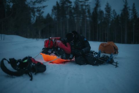 Ο Μάριος Γιαννάκου κάνει ένα διάλειμμα για να ξεκουραστεί κατά τη διάρκεια του υπερμαραθωνίου μήκους 500χλμ στην Αρκτική