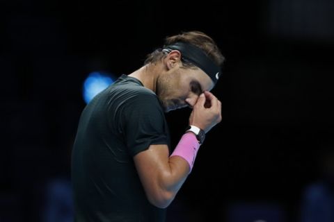 Ο Ράφαελ Ναδάλ αντιδράει στον ημιτελικό του ATP Finals με τον Μεντβένεφ στο Λονδίνο στις 21 Νοεμβρίου του 2020.