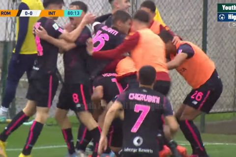 Οι παίκτες της Κ19 Ρόμα πανηγυρίζουν το γκολ του Κεραμίτση