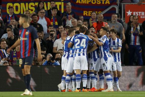 Οι παίκτες της Ρεάλ Σοσιεδάδ πανηγυρίζουν γκολ που σημείωσαν κόντρα στην Μπαρτσελόνα για τη La Liga 2022-2023 στο "Καμπ Νόου", Βαρκελώνη | Σάββατο 20 Μαΐου 2023