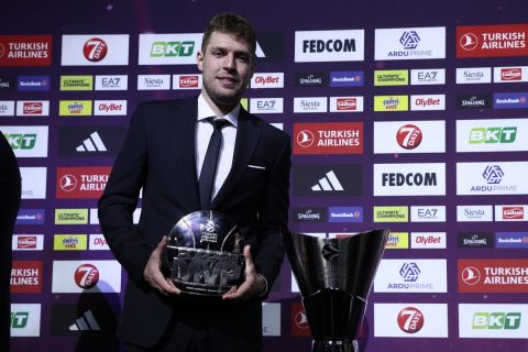 Ο Σάσα Βεζένκοβ με το βραβείο του MVP