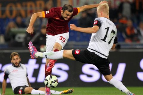 ROME, ITALY - OCTOBER 29:  Vasilis Torosidis (C) of AS Roma competes for the ball with AC Cesena players during the Serie A match between AS Roma and AC Cesena at Stadio Olimpico on October 29, 2014 in Rome, Italy.  (Photo by Paolo Bruno/Getty Images)
