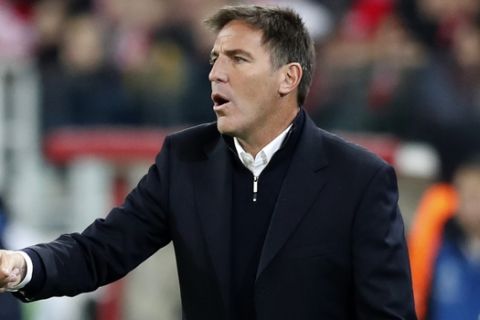 Sevilla's head coach Eduardo Berizzo gestures to his players during the Champions League group E soccer match between Spartak Moscow and Sevilla at the Otkrytiye Arena in Moscow, Russia, Tuesday, Oct. 17,2017.(AP Photo/Pavel Govolkin)