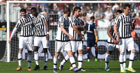 TURIN, ITALY - MARCH 20:  Paul Pogba (2nd L) of Juventus FC celebrates after scoring the opening goal with team mate Alvaro Morata during the Serie A match between Torino FC and Juventus FC at Stadio Olimpico di Torino on March 20, 2016 in Turin, Italy.  (Photo by Valerio Pennicino/Getty Images)