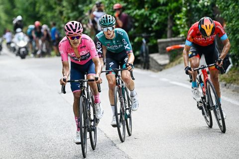 Ο Ρίτσι Καραπάς (αριστερά) στο 19ο ετάπ του περσινού Giro, μια ημέρα πριν χάσει τη ροζ φανέλα από τον Τζάι Χίντλεϊ (μέση). Δεξιά ακολουθεί ο Μίκελ Λάντα (27/5/2022). 