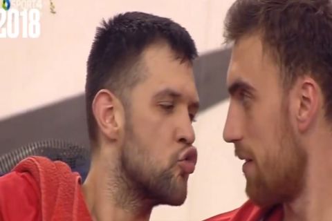 Ο Ολυμπιακός πόσταρε ένα VIDEO με τον "έρωτα" Παπανικολάου - Μιλουτίνοβ λόγω Αγίου Βαλεντίνου