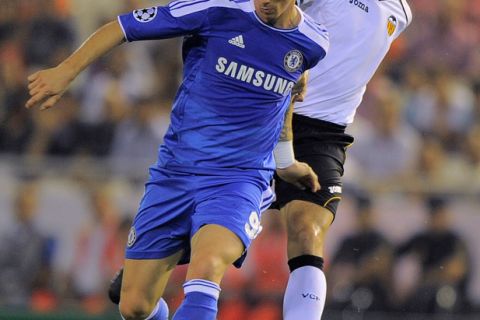 Chelsea's Spanish forward Fernando Torres (L)  vies for the ball with Valencia's midfielder David Albelda during the UEFA Champions league first leg football match Valencia vs Chelsea at the Mestalla stadium in Valencia on September 28, 2011. AFP PHOTO / JOSE JORDAN (Photo credit should read JOSE JORDAN/AFP/Getty Images)
