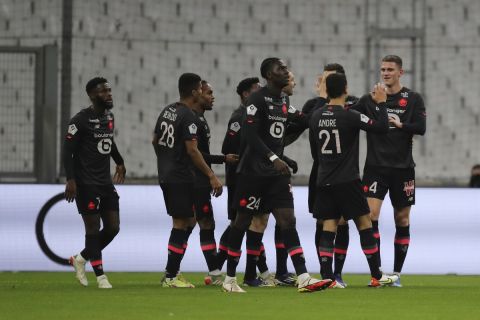 Οι παίκτες της Λιλ πανηγυρίζουν γκολ που σημείωσαν κόντρα στη Μαρσέιγ για τη Ligue 1 2021-2022 στο "Βελοντρόμ", Μασσαλία | Κυριακή 16 Ιανουαρίου 2022