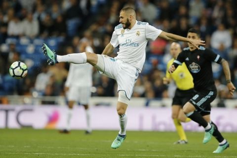 Real Madrid's Karim Benzema stretches to control the ball during a Spanish La Liga soccer match between Real Madrid and Celta at the Santiago Bernabeu stadium in Madrid, Spain, Saturday, May 12, 2018. (AP Photo/Paul White)