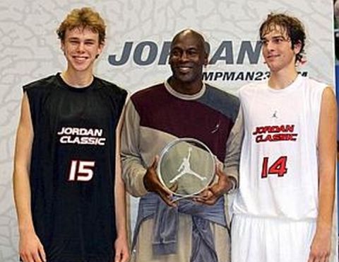 Michael Jordan con i vincitori del Jordan Bran Basketball Camp _08: Niccolò Melli (maglia nera) e Tommaso Ingrosso (maglia bianca).