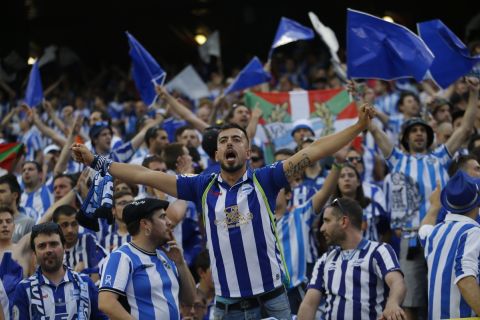 Alaves fans cheer before the start of the Copa del Rey final soccer match between Barcelona and Alaves at the Vicente Calderon stadium in Madrid, Spain, Saturday, May 27, 2017. (AP Photo/Francisco Seco)