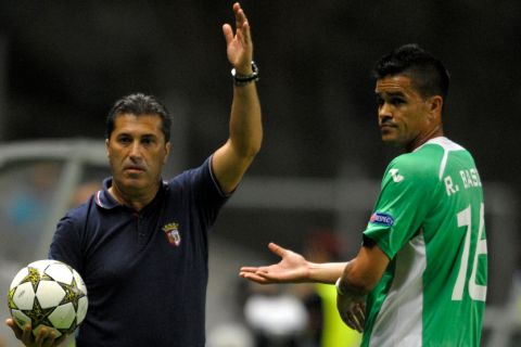 Braga's coach Jose Peseiro (L) gestures to the referee as Cluj's Brazilian midfielder Rafael Bastos (R) looks on during an UEFA Champions League Group H football match between SC Braga and CFR 1907 Cluj at the AXA Stadium in Braga, northern Portugal, on September 19, 2012. Cluj won 0-2. AFP PHOTO / MIGUEL RIOPA        (Photo credit should read MIGUEL RIOPA/AFP/GettyImages)