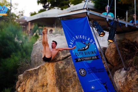 "Έκλεψε" τις εντυπώσεις το 1ο Agios Nikolaos Cliff Diving show