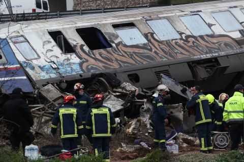 Σύγκρουση τρένων στα Τέμπη, ιατροδικαστής: "Στους 43 οι νεκροί για ταυτοποίηση στη Λάρισα"