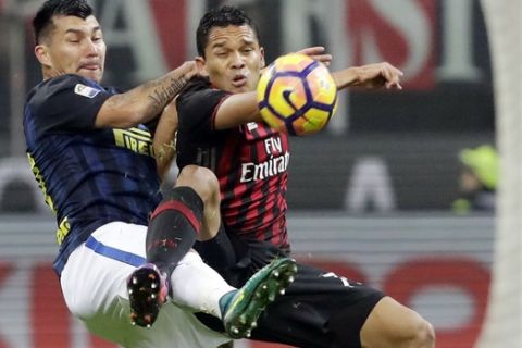 Inter Milan's Mauro Icardi, left, and AC Milan's Gabriel Paletta fight for the ball during a Serie A soccer match between AC Milan and Inter Milan, at the San Siro stadium in Milan, Italy, Sunday, Nov. 20, 2016. (AP Photo/Luca Bruno)