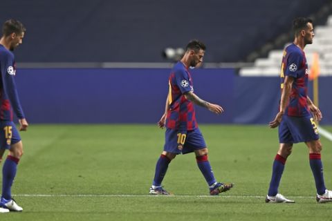 Barcelona's Lionel Messi, center, leaves he pitch at half time during the Champions League quarterfinal soccer match between Barcelona and Bayern Munich in Lisbon, Portugal, Friday, Aug. 14, 2020. (Rafael Marchante/Pool via AP)