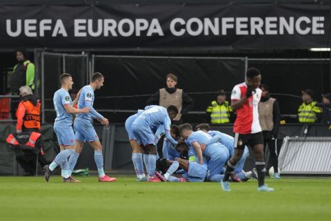 Οι παίκτες της Σλάβια Πράγας πανηγυρίζουν το γκολ του Γίρα Σορ κόντρα στη Φέγενορντ στα προημιτελικά του Conference League, στο Ντε Κάιπ του Ρότερνταμ