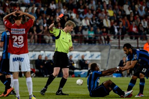 20120826 - MONS, BELGIUM: Referee Christof Dierick gives a red card to Mons' Jeremy Sapina, during the Jupiler Pro League match between RAEC Mons and Club Brugge, in Mons, Sunday 26 August 2012, on the fifth day of the Belgian soccer championship. BELGA PHOTO NICOLAS LAMBERT