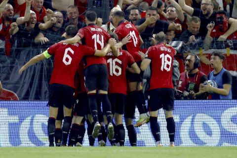 Οι παίκτες της Αλβανίας πανηγυρίζουν γκολ του Ασάνι στα προκριματικά του Euro 2024 απέναντι στην Πολωνία | 10 Σεπτεμβρίου 2023