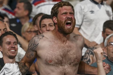 Φίλαθλος της Αγγλίας πανηγυρίζει την πρόκριση στον τελικό του Euro 2020