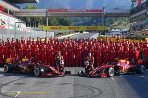 Η αναμνηστική ομαδική photo της Ferrari για το 1000ο Grand Prix της ιστορίας της