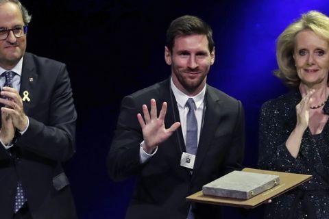 FC Barcelona's Lionel Messi, centre, waves as he receives Catalonia's highest distinction Creu Sant Jordi in Barcelona, Spain, Thursday, May 16, 2019. The award was created in 1981 by the Catalan government to recognise individuals who have successfully contributed to the identity of the region. (AP Photo/Manu Fernandez)