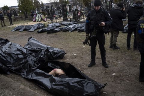 Σωροί πτωμάτων στην Μπούχα κατά τη διάρκεια του πολέμου στην Ουκρανία | 6 Απριλίου 2022
