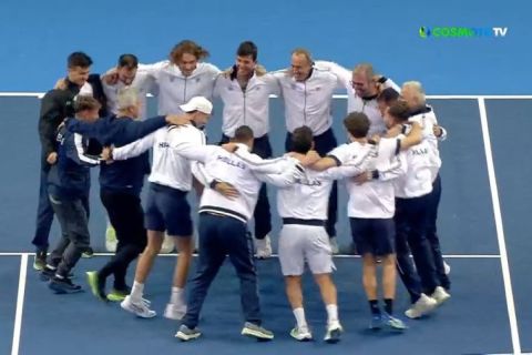 Davis Cup: Το συρτάκι του Στέφανου Τσιτσιπά και της ελληνικής αποστολής μετά το 4-0 επί της Ρουμανίας