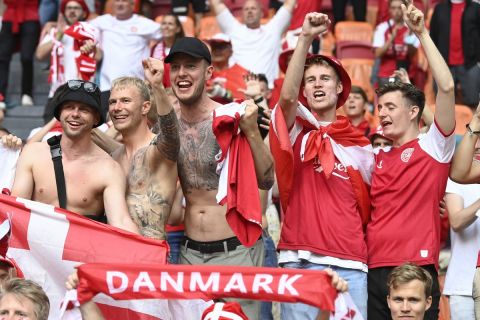 Οι φίλοι της Δανίας πανηγυρίζουν την πρόκριση στους "8" του Euro 2020