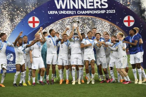 Οι παίκτες της εθνικής Αγγλίας Κ21 πανηγυρίζουν την κατάκτηση του τροπαίου μετά την επικράτηση με 1-0 επί της Ισπανίας | 8 Ιουλίου 2023