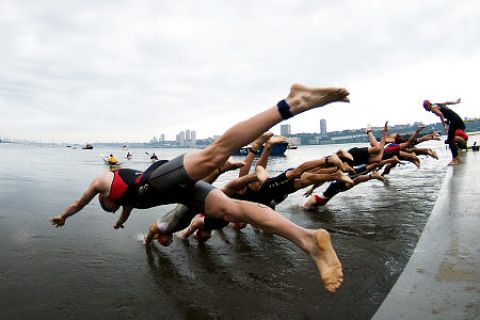 Swimmers dive into the Hudson River to kick off the 9th Annual New York City Triathlon.   Original Filename: Tri090725ag_001.JPG
