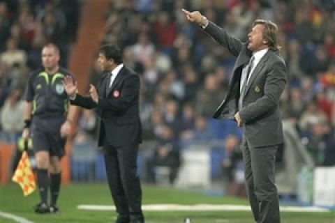 Real Madrid coach Bernd Schuster, right, and Olympiakos coach Panagiotis Lemonis, center, give instructions to their players during their Champions League Group C soccer match at Santiago Bernabeu Stadium in Madrid, Wednesday Oct. 24 2007 (AP Photo/Bernat Armangue)
