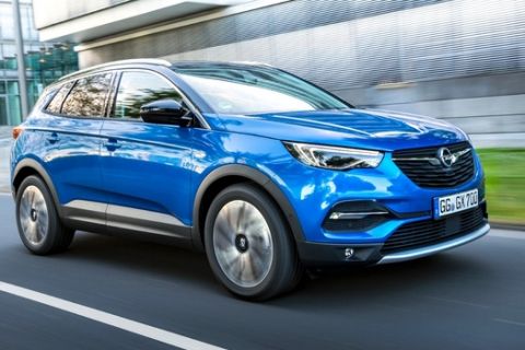 Optimum convenience: Wireless charging of smartphones is possible in the Opel ADAM, Corsa, Crossland X, Grandland X (pictured) and Insignia.