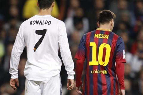 Partido de Liga entre el Real Madrid y el Barcelona en el Bernabéu. En la imagen, Ronaldo y Messi. 

Spanish League match between Real Madrid and Barcelona. In this picture, Ronaldo and Messi.
