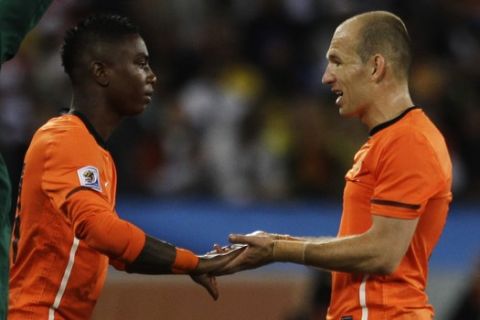 Netherlands' Arjen Robben, right, greets Netherlands' Eljero Elia, left, as he is substituted during the World Cup round of 16 soccer match between  the Netherlands and Slovakia at the stadium in Durban, South Africa, Monday, June 28, 2010.  (AP Photo/Julie Jacobson)