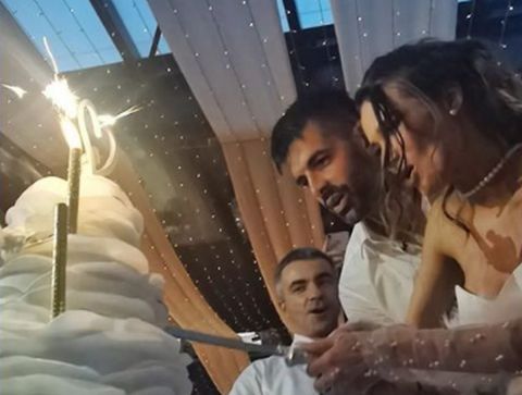 Ο Ντούσαν Σάκοτα κόβει την γαμήλια τούρτα με την Ράντα Μίμιτς