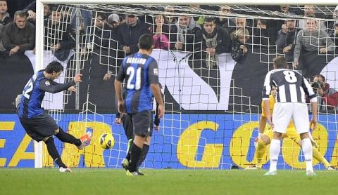Inter Milan's Diego Milito (L) scores a penalty against Juventus during their Italian Serie A soccer match at the Juventus stadium in Turin November 3, 2012. 
REUTERS/Giorgio Perottino (ITALY - Tags: SPORT SOCCER)