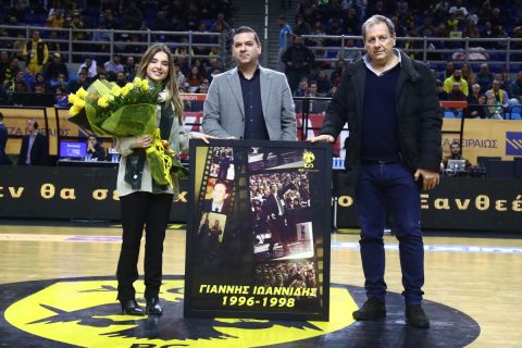 Η ΑΕΚ Betsson τίμησε τη μνήμη του Γιάννη Ιωαννίδη παραδίδοντας κορνίζα στην κόρη του