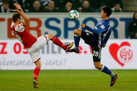 Mainz's Levin Oztunali, left, and Schalke's Alessandro Schoepf challenge for the ball during a German first division Bundesliga soccer match between FSV Mainz 05 and FC Schalke 04 in Mainz, Germany, Friday, March 9, 2018.(AP Photo/Michael Probst)